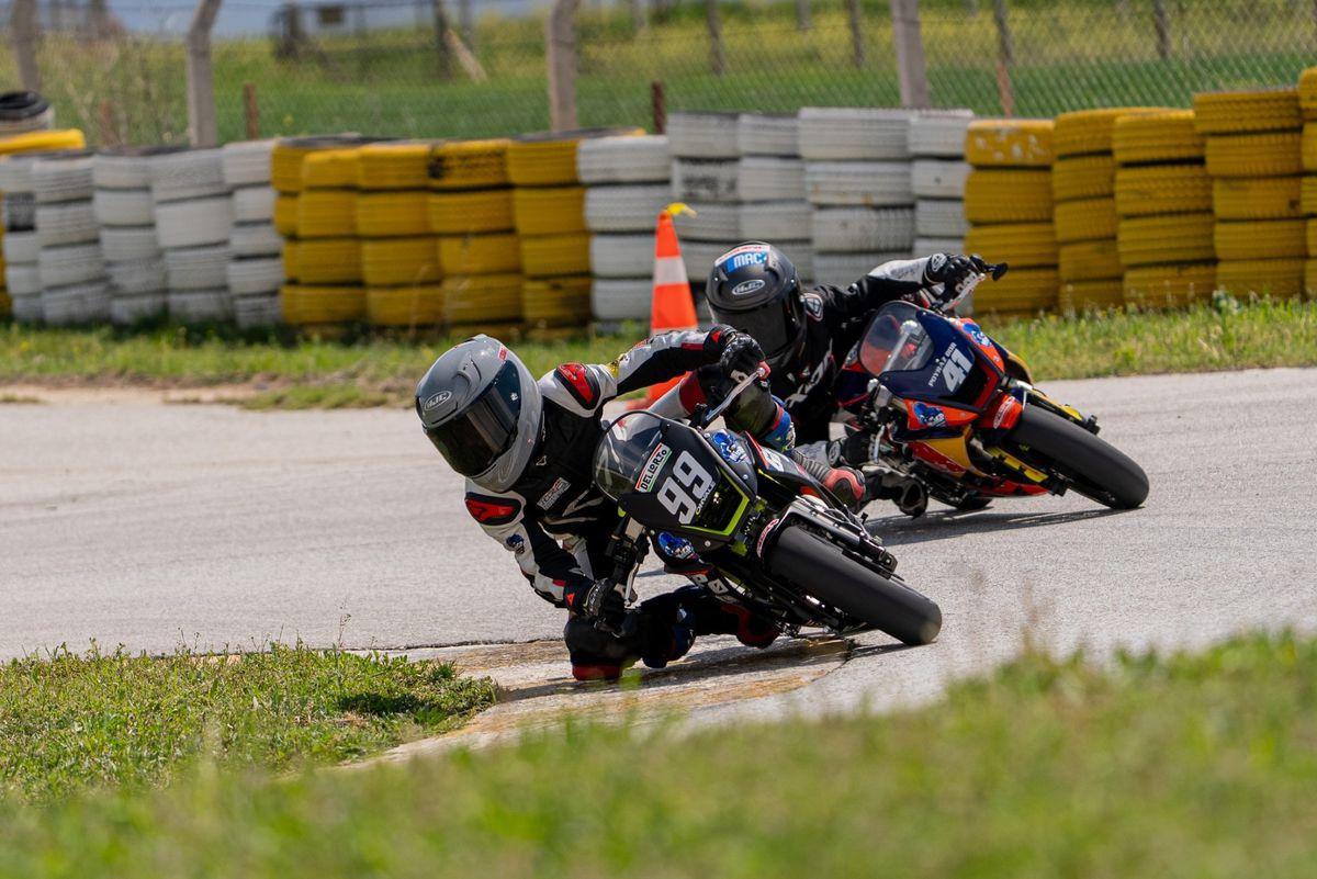 11 yaşındaki Uzay Alp Urcan, FIM MiniGP Türkiye Serisi'nde çifte zaferle dikkat çekti.